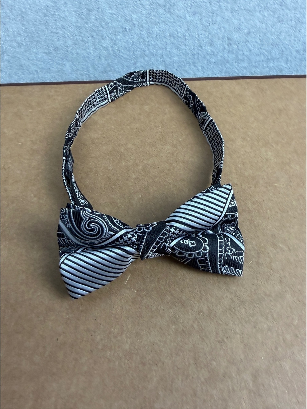Stacy Adams black and white bow tie